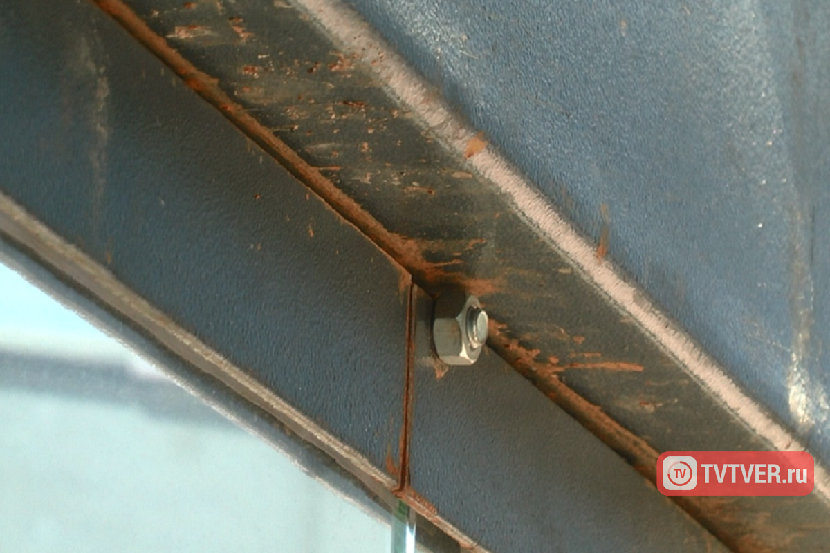 «Театральная постановка»: новые тверские остановки ржавеют и теряют вид