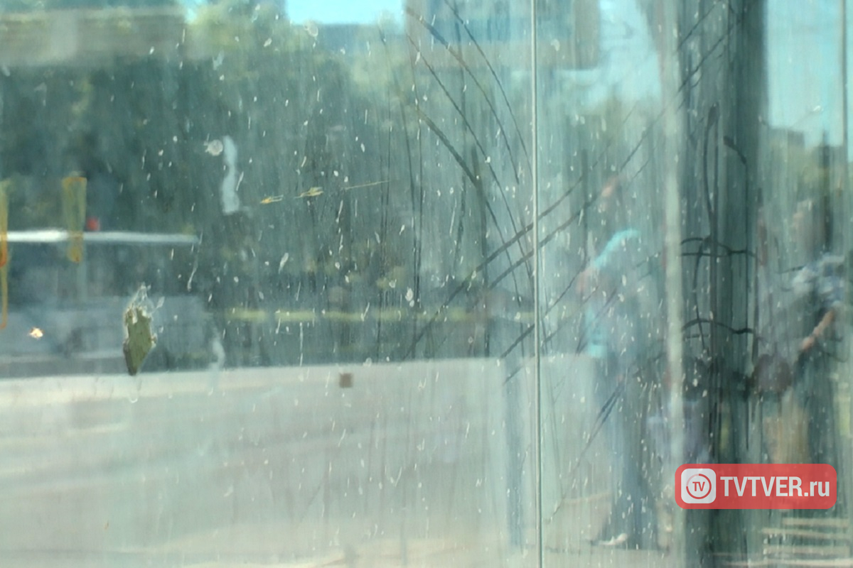 «Театральная постановка»: новые тверские остановки ржавеют и теряют вид