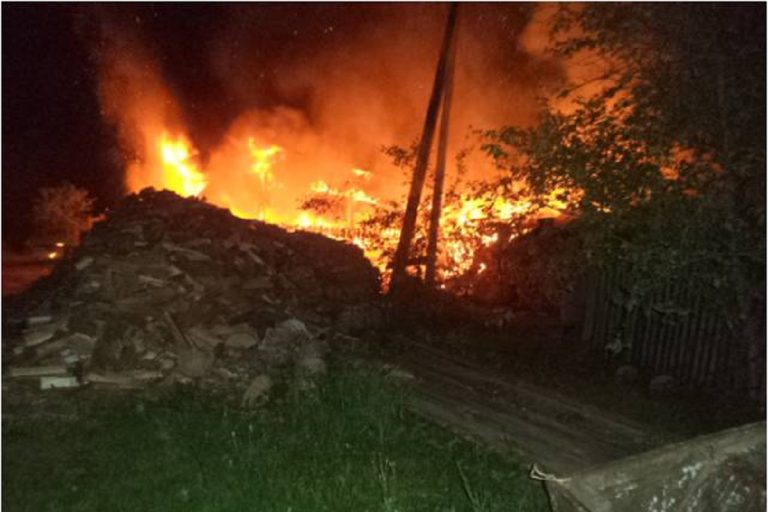 В районах Тверской области ночью сгорели дом и гараж