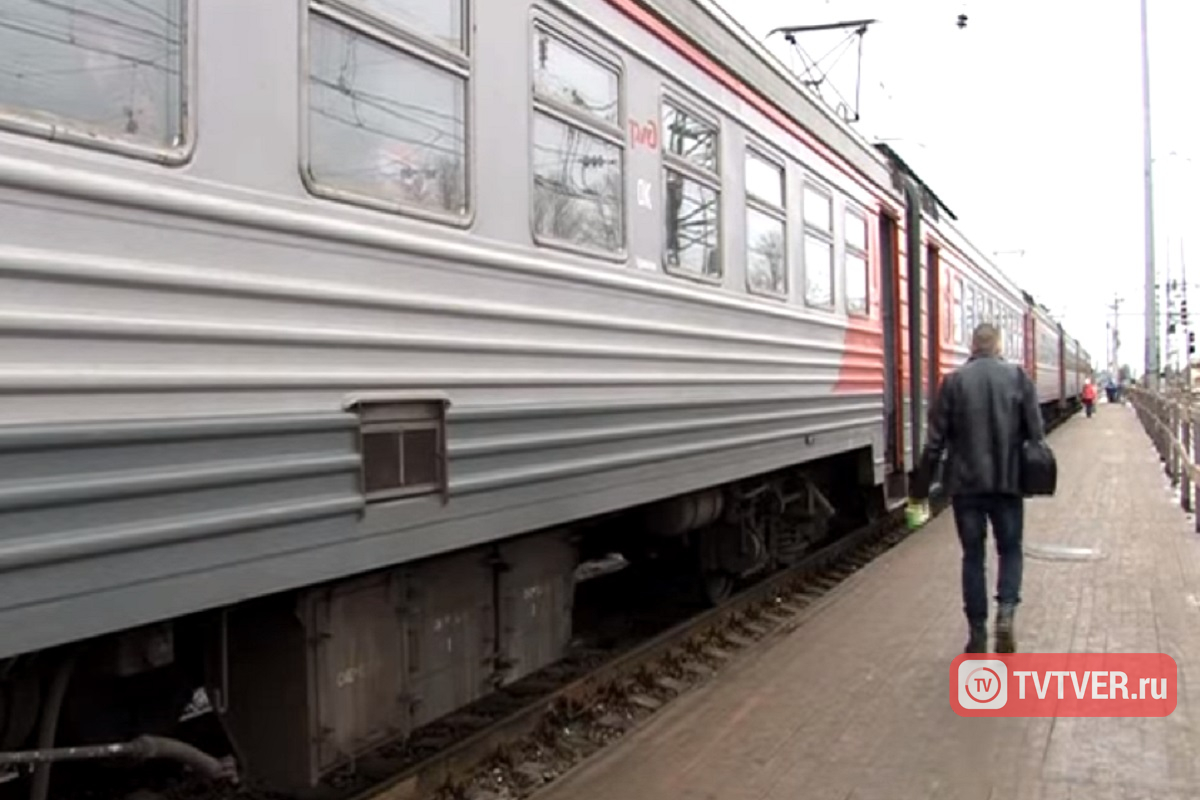 Перебегавший ж/д пути мужчина попал под поезд в Лихославле