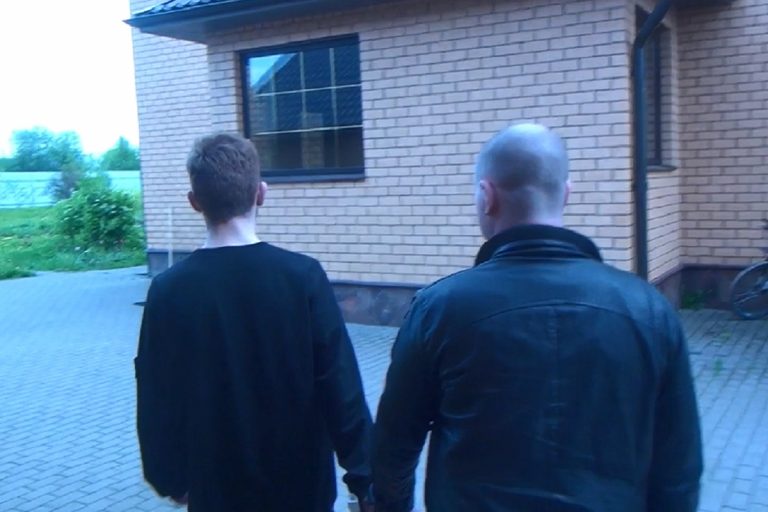В Тверской области начали судить подростка, зверски зарубившего приёмных мать и бабушку за «придирки»
