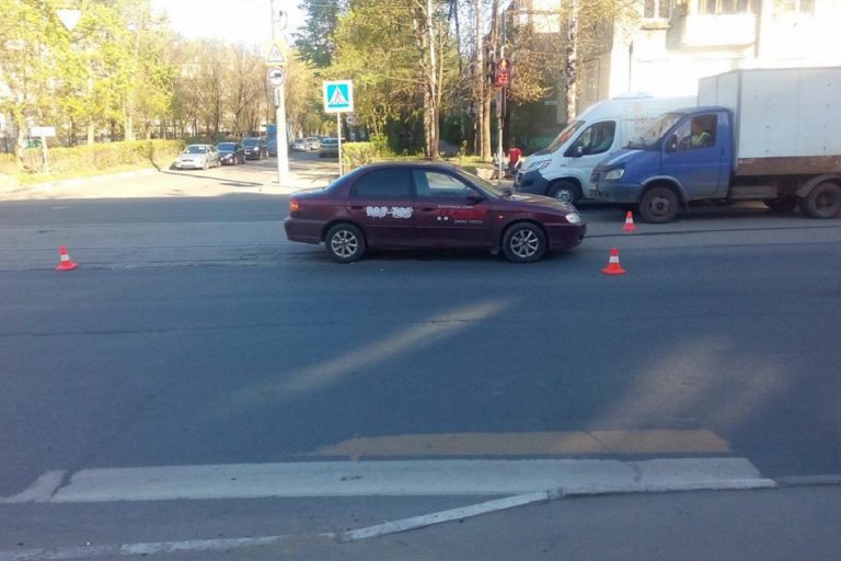 В Твери такси сбило женщину на пешеходном переходе