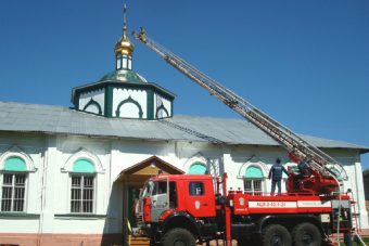 В Весьегонске пожарные вымыли крест и купол на храме В Весьегонске пожарные вымыли крест и купол на храме