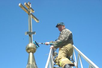 В Весьегонске пожарные вымыли крест и купол на храме