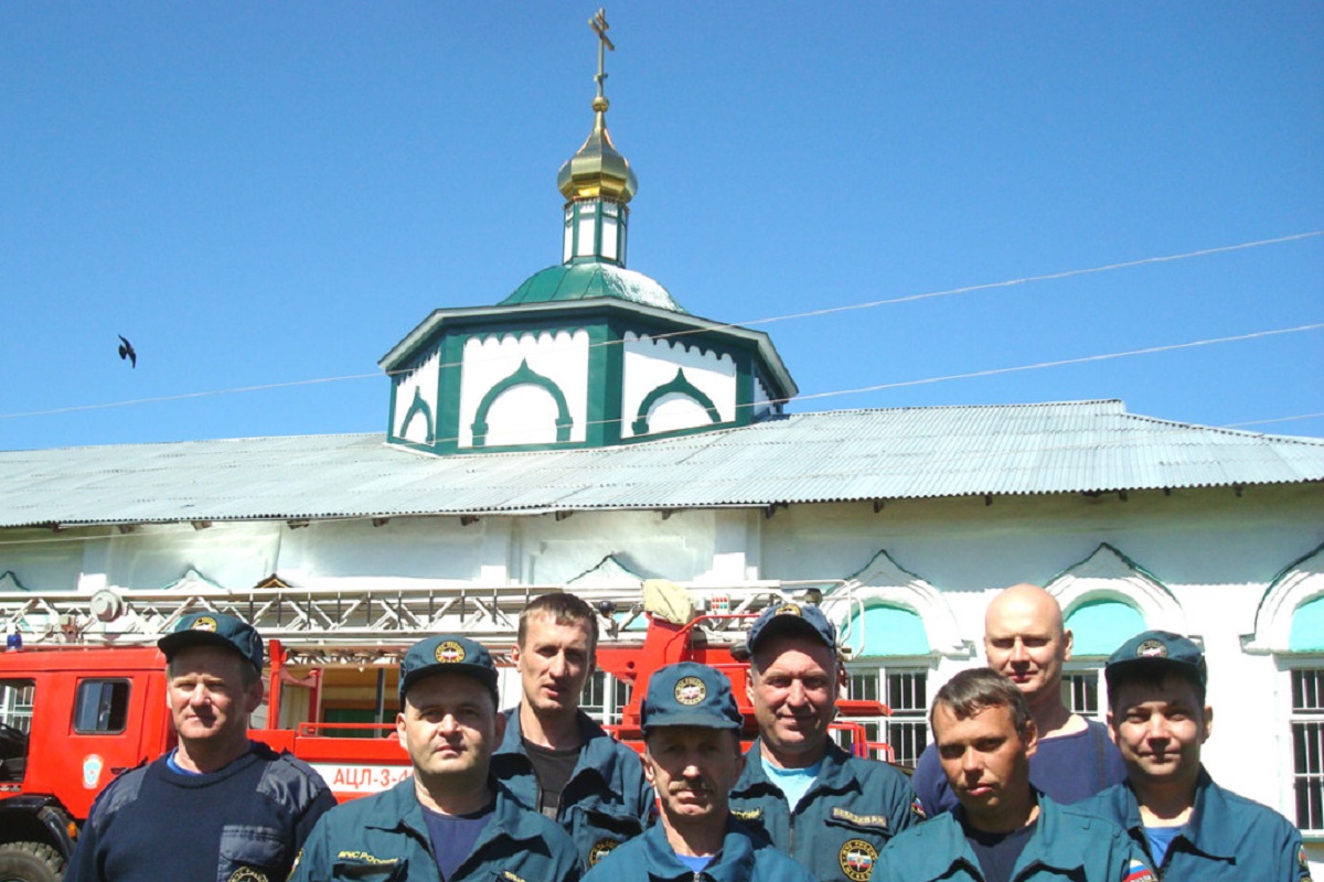 В Весьегонске пожарные вымыли крест и купол на храме