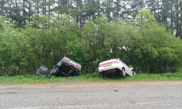 В результате лобового столкновения автомобилей в Тверской области пострадали три человека, в том числе ребенок