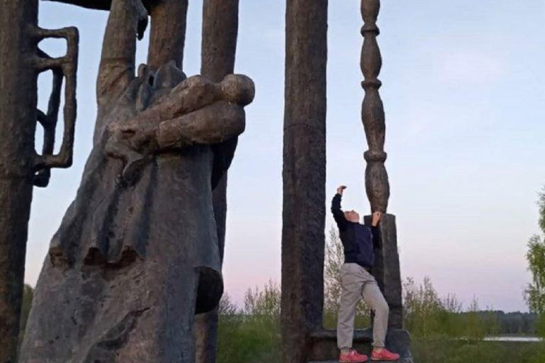 «Мадама в образе»: жители Тверской области обсуждают в соцсетях глумление над памятником в Кстах