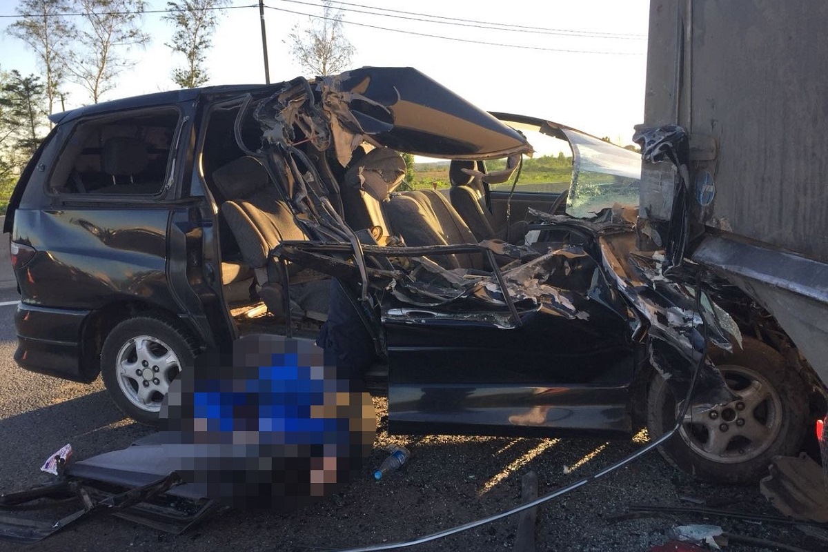 На трассе М-10 под Тверью произошло столкновение легковушки и фуры: 1 человек погиб, 5 пострадали