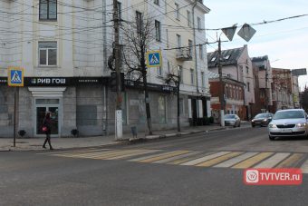 На дороги Твери по ночам наносят свежую разметку