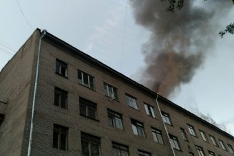 В Тверской области ночью горело общежитие, пострадал подросток