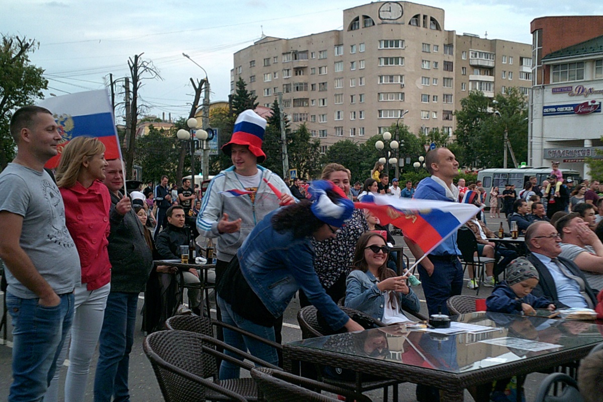 Дым и песни: на улицах Твери ночью бурно праздновали победу сборной России над Египтом