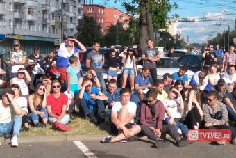 Тверь верит: болельщики Твери на улицах города поддерживают сборную в матче с Уругваем