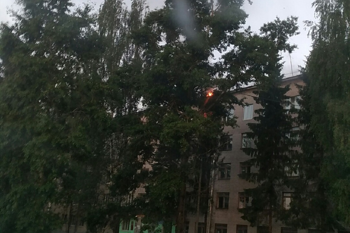 В Тверской области ночью горело общежитие, пострадал подросток