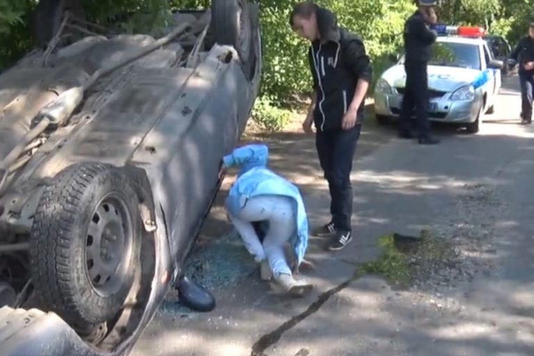 В Ржеве перевернулась иномарка с девушкой за рулем