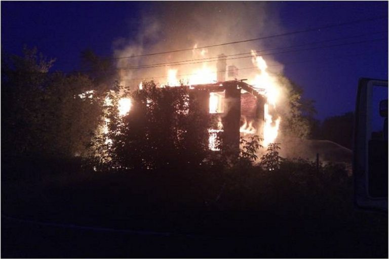 В Твери снова подожгли пустой дом в Первомайском микрорайоне