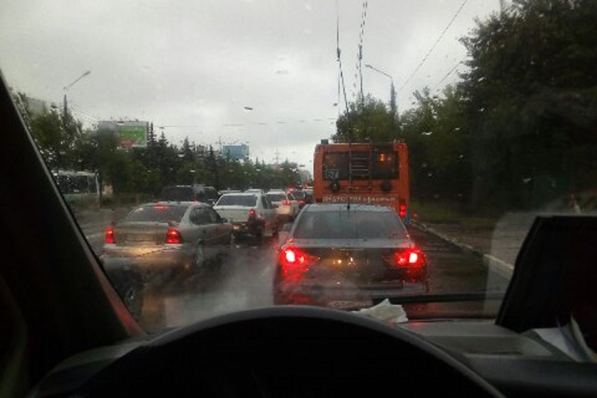 Пользователи соцсетей делятся фотографиями затопленного в результате дождя Южного кольца в Твери