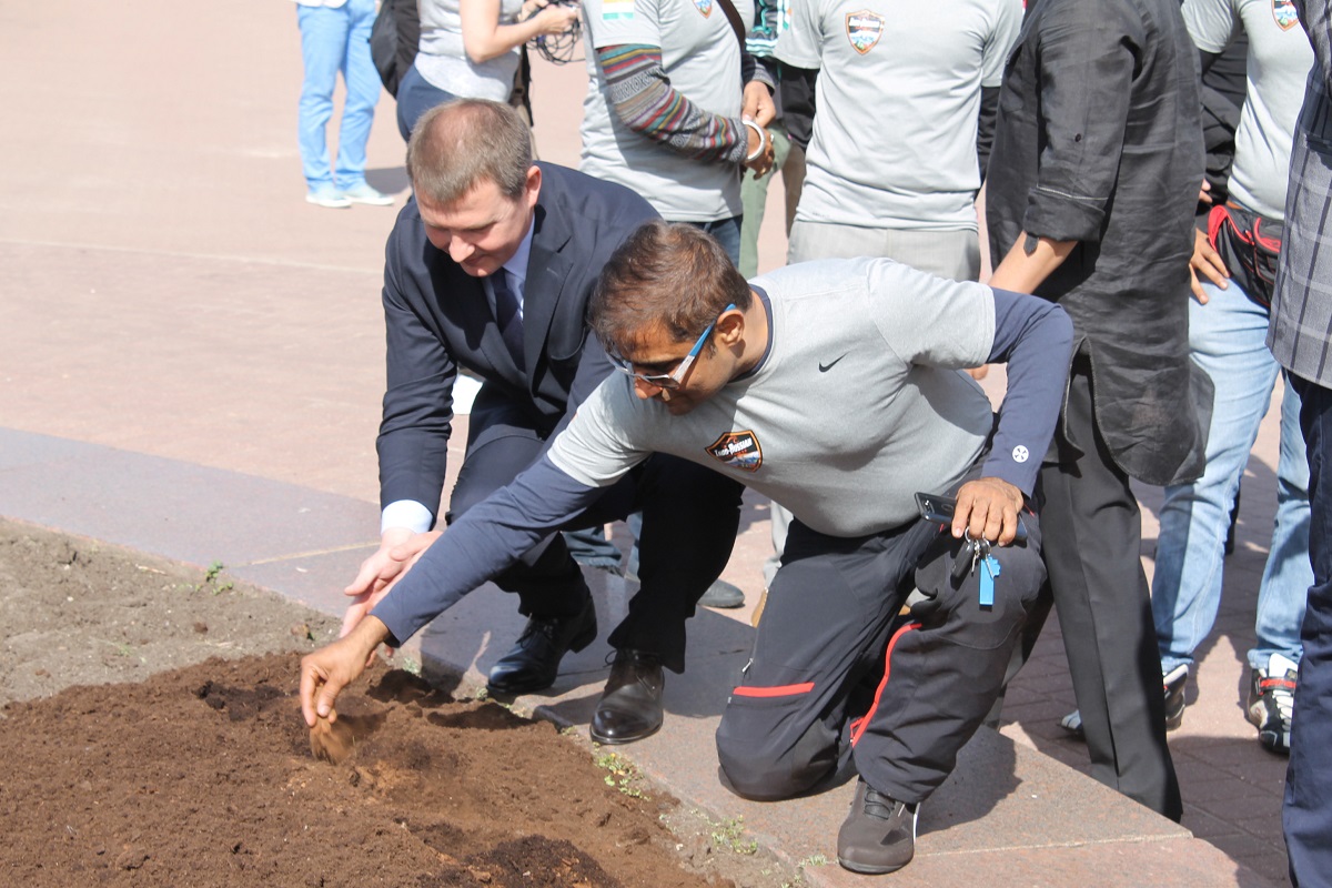 Байкеры из Индии привезли в Тверь землю, по которой ступал Афанасий Никитин