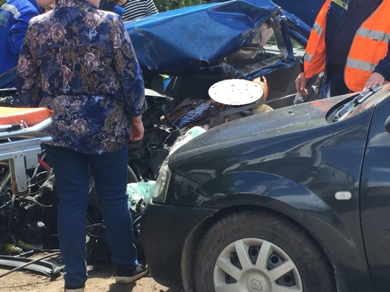 На Бежецком шоссе произошло ДТП со смертельным исходом: рейсовый автобус столкнулся с легковушкой