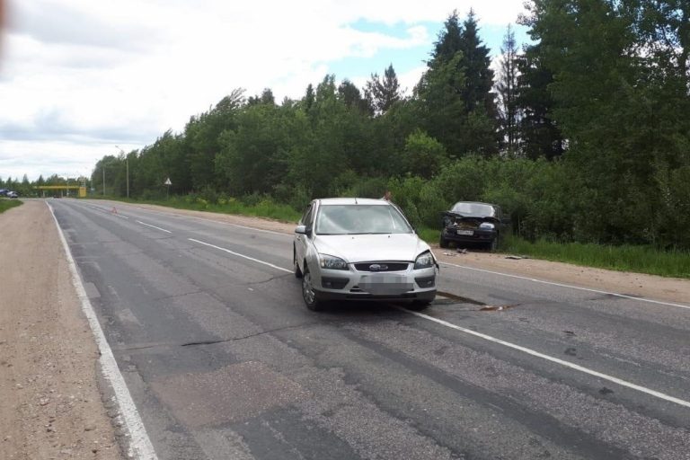 На дороге под Тверью столкнулись две легковушки