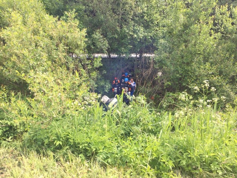 На Бежецком шоссе произошло ДТП со смертельным исходом: рейсовый автобус столкнулся с легковушкой