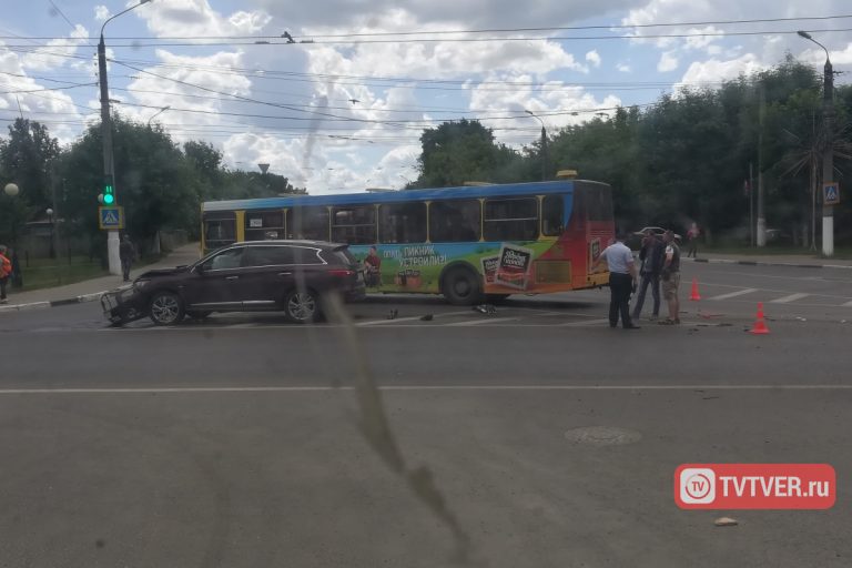 На проспекте Калинина в Твери столкнулись автобус и Infiniti