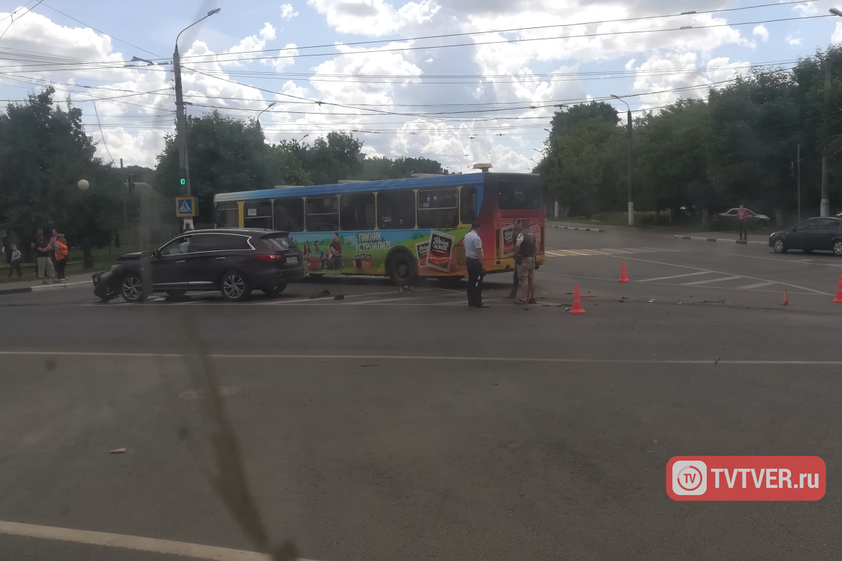 На проспекте Калинина в Твери столкнулись автобус и Infiniti