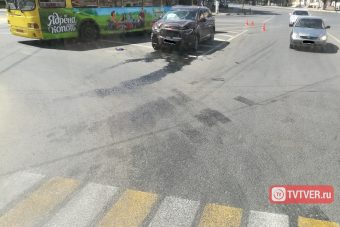 На проспекте Калинина в Твери столкнулись автобус и Infiniti