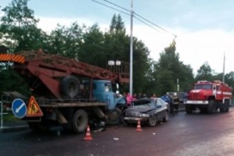 Под Тверью в результате столкновения автовышки и легковой иномарки пострадали несколько человек