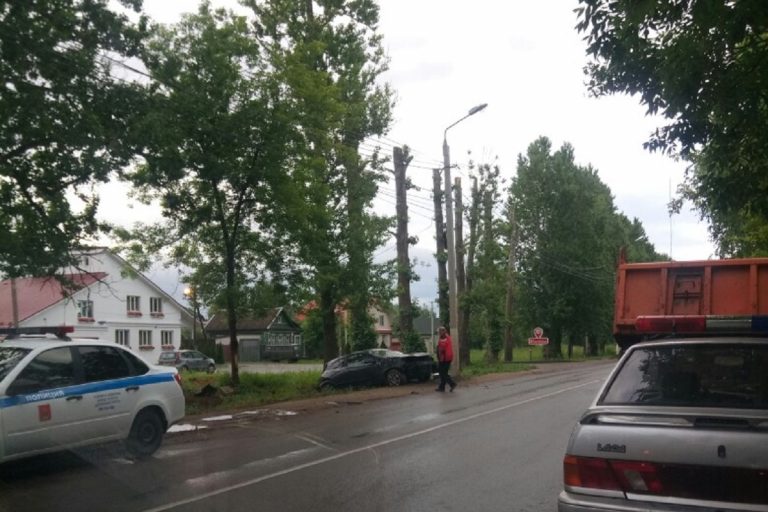 В Твери нетрезвый водитель на Opel Astra врезался в столб