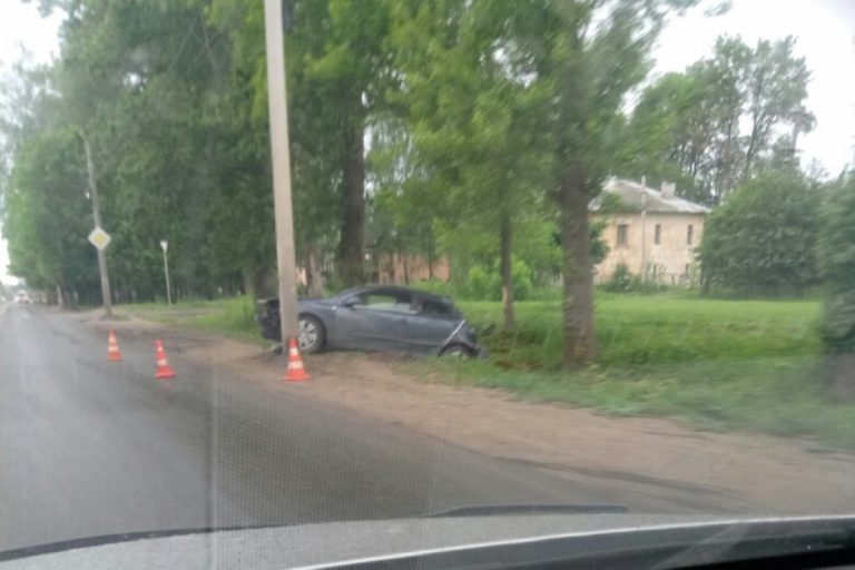 В Твери нетрезвый водитель на Opel Astra врезался в столб