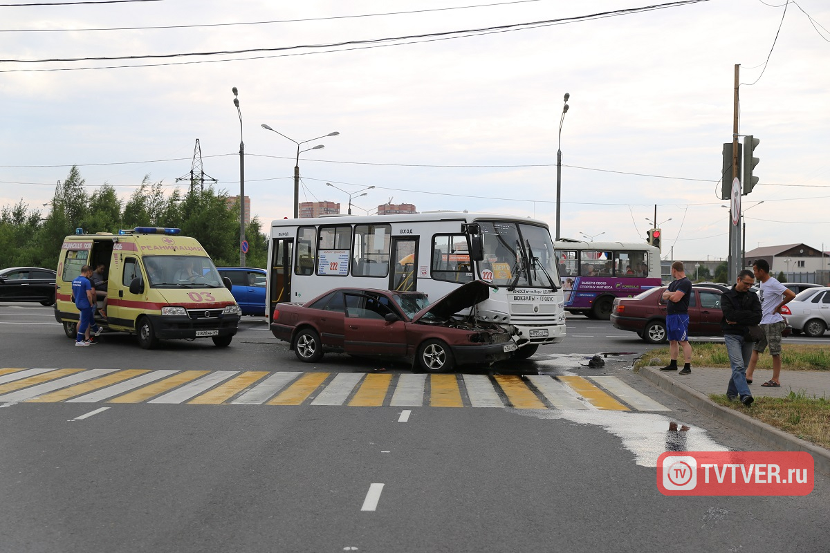 Три человека пострадали в результате столкновения маршрутки и легковушки в Твери