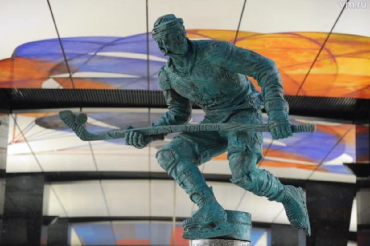 В Москве установили памятник хоккеисту из Твери