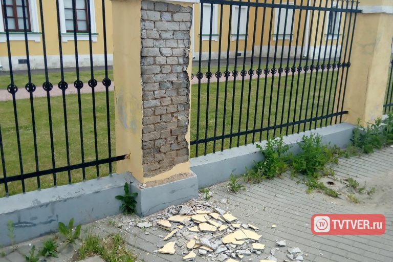 Отремонтированная ограда Императорского дворца в Твери начала разрушаться