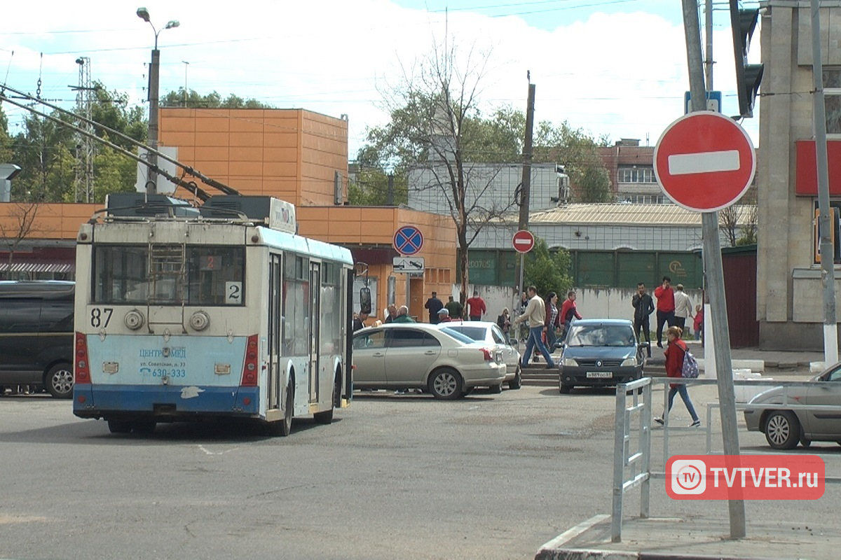 «Кирпич» езде не помеха: водители Твери игнорируют новые правила движения на Привокзальной площади