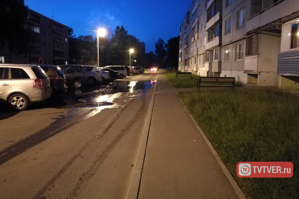 В результате аварии двор в посёлке Литвинки затопило водой — водоснабжение будет отключено