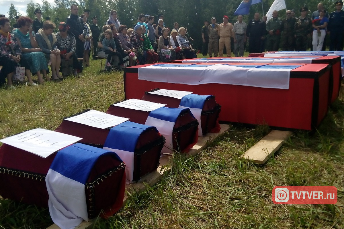 В Тверской области с почестями захоронили останки бойцов ВОВ, которые были брошены в ангаре котельной
