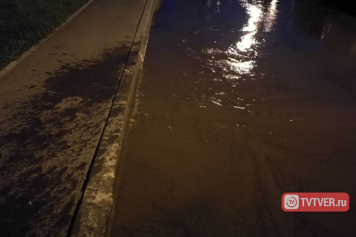 В результате аварии двор в посёлке Литвинки затопило водой — водоснабжение будет отключено