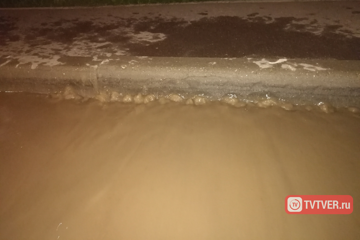 В результате аварии двор в посёлке Литвинки затопило водой — водоснабжение будет отключено