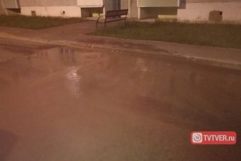 В результате аварии двор в посёлке Литвинки затопило водой — водоснабжение будет отключено