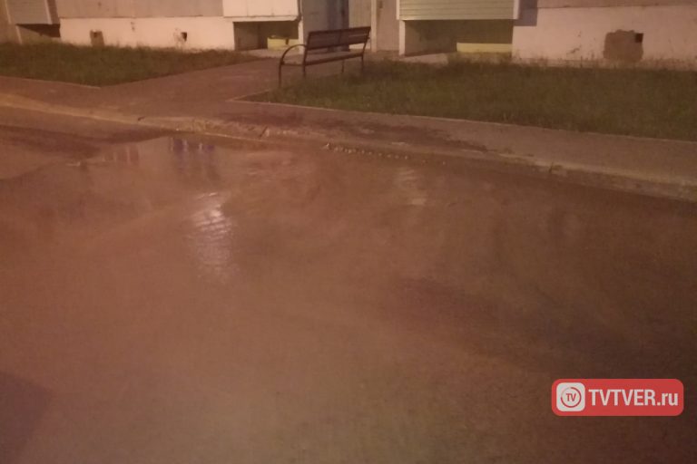 В результате аварии двор в посёлке Литвинки затопило водой — водоснабжение будет отключено