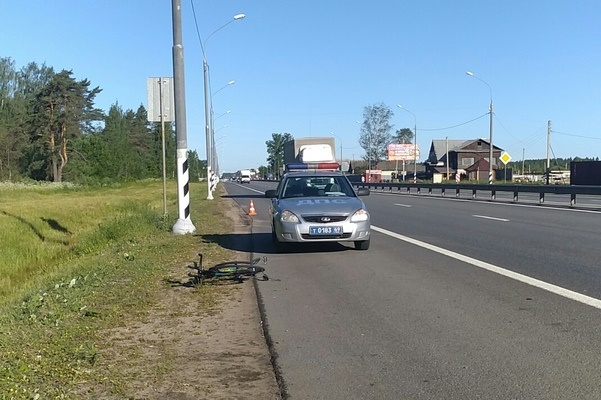 Ранним утром под Тверью сбили велосипедистку, ехавшую по обочине дороги