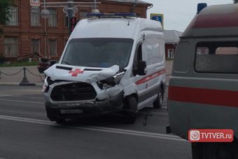 В центре Твери карета скорой помощи столкнулась с внедорожником