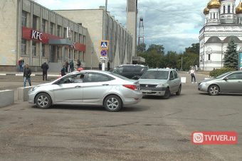 «Кирпич» езде не помеха: водители Твери игнорируют новые правила движения на Привокзальной площади