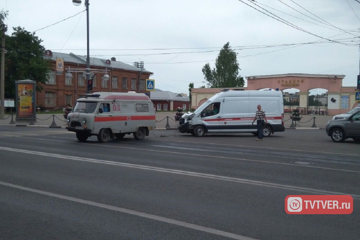В центре Твери карета скорой помощи столкнулась с внедорожником