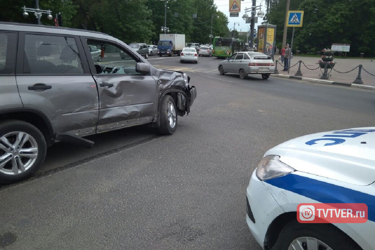 В центре Твери карета скорой помощи столкнулась с внедорожником