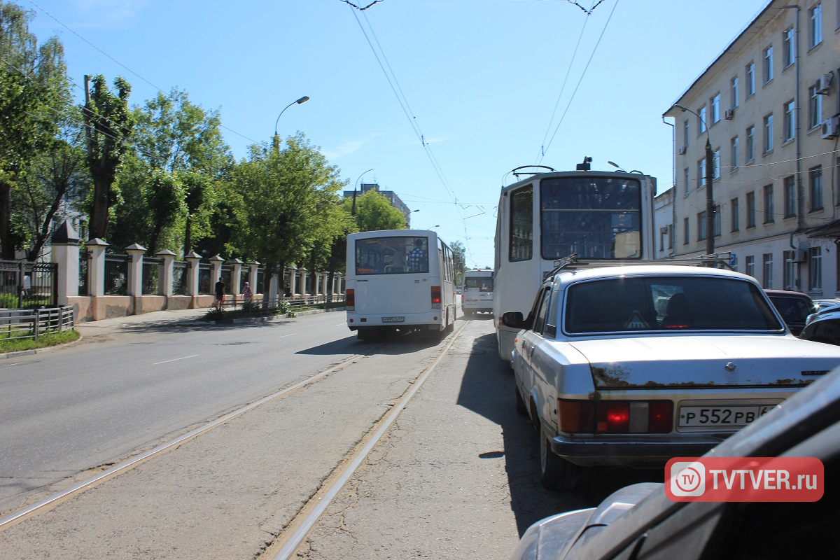 В Твери десятки машин объехали пробку по встречной полосе