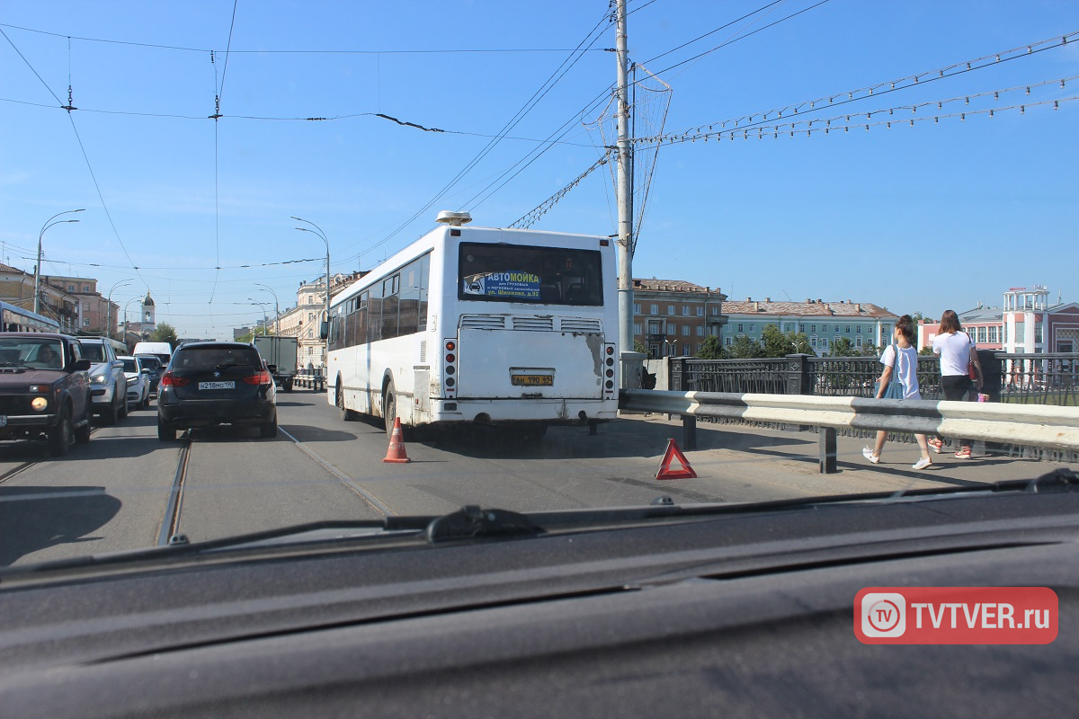 В Твери десятки машин объехали пробку по встречной полосе