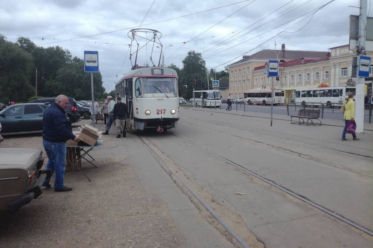 Трамвай торговле не помеха: в Твери продавали колбасу на путях