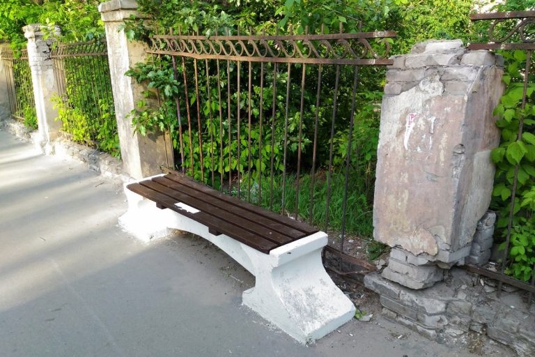 В Московском районе Твери есть смертельно опасная лавочка