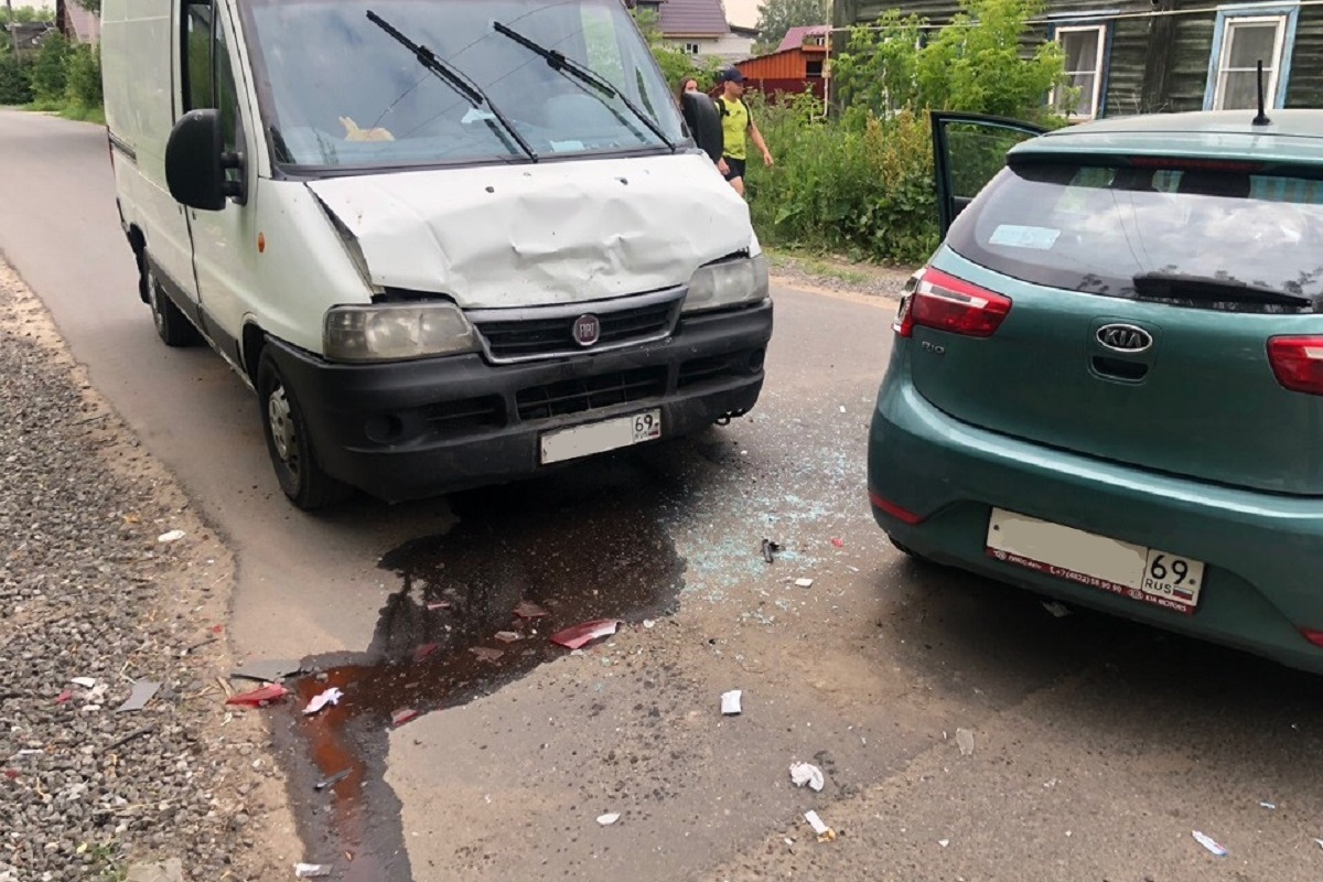 В Тверской области произошло ДТП с участием 3 автомобилей — один человек пострадал